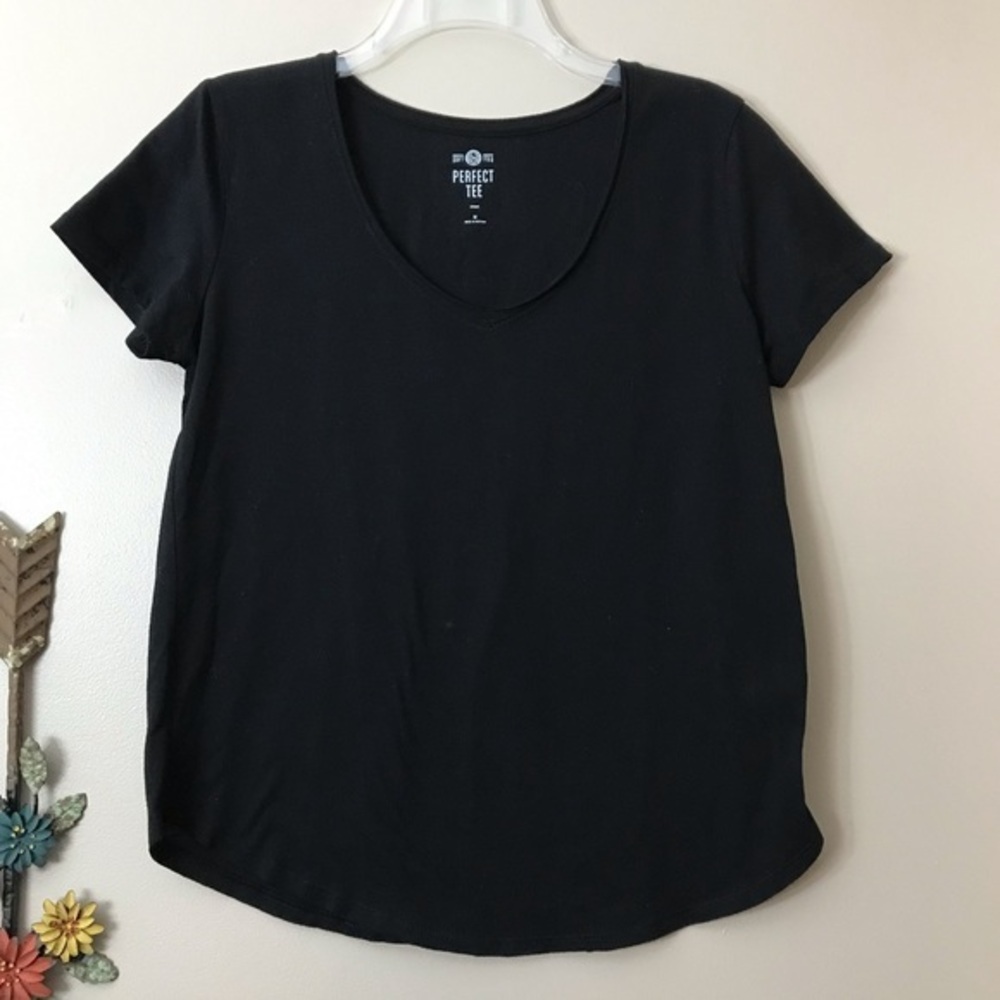 SO Relaxed Fit Perfect Tee V-Neck Size Med, NWOT